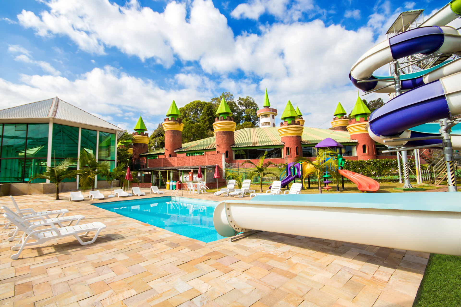 Piscinas do Thermas All Inclusive Resort com vista para as montanhas